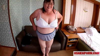 Семиз жапон апасы өзүнүн чоң сиськилерин көрсөтүп, секс оюнчугун жакшы көрөт. 51 жаштагы азиялык апа өзүнүн сексуалдык тажрыйбасы жөнүндө айтып берет. Юкико 1 OSAKAPORN майлуу милф